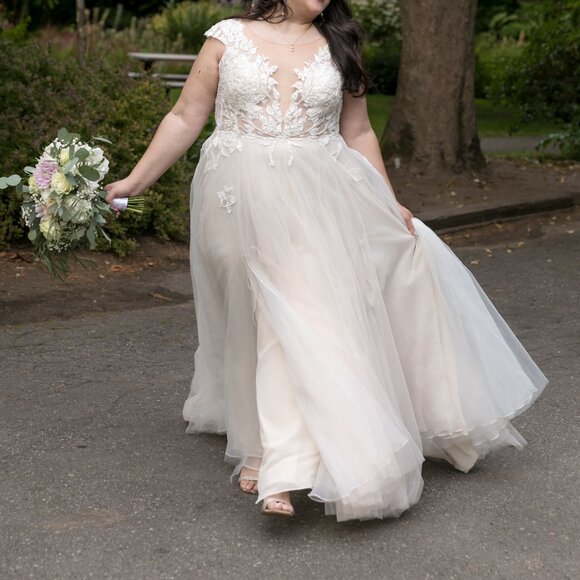 Galina Signature Ivory Wedding Dress Size 18 - Picture 1 of 7